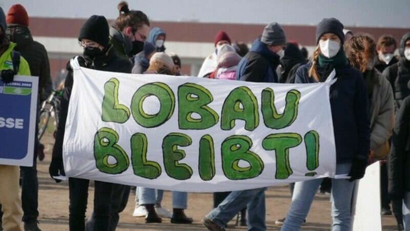 Klimaaktivisten protestieren gegen die Errichtung der Stadtstraße in Wien (Bild: System Change not Climate Change/Lobau bleibt)