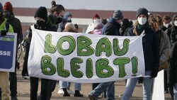 Klimaaktivisten protestieren gegen die Errichtung der Stadtstraße in Wien (Bild: System Change not Climate Change/Lobau bleibt)