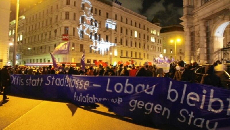 Bereits knapp nach 18 Uhr versammelten sich viele Demonstranten vor der SPÖ-Zentrale in der Wiener Löwelstraße. (Bild: Schiel Andreas)