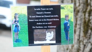 Vecinos y amigos llevaron mensajes conmovedores a las dos víctimas del asesinato en la escena del crimen.  (Imagen: Uta Rojsek-Wiedergut, Krone KREATIV)