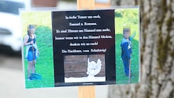 Nachbarn und Freunde brachten am Tatort berührende Botschaften an die beiden Mordopfer an. (Bild: Uta Rojsek-Wiedergut, Krone KREATIV)