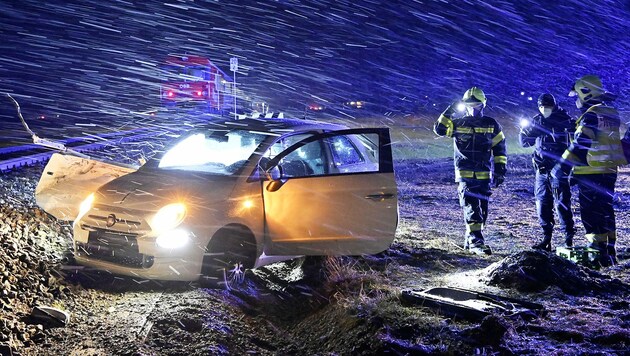 Die Feuerwehr barg das Wrack (Bild: Manfred Fesl-m.fesl@speed.at)