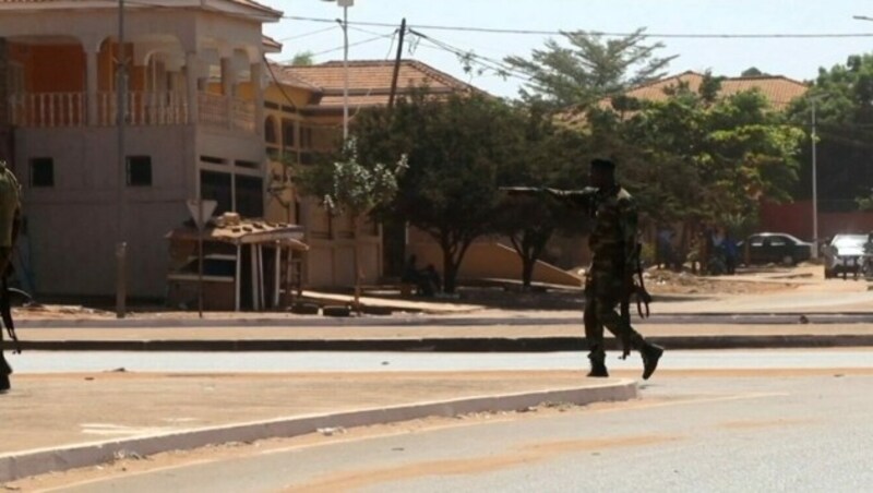 Ein Soldat nahe des Regierungspalasts in Bissau am Dienstag; in der Hauptstadt von Guinea-Bissau gab es einen Putschversuch, es fielen Schüsse. (Bild: APA/AFP/AFPTV teams)