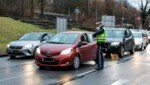 Auch am Dienstag sorgte der Aufmarsch der Corona-Maßnahmengegner für Verkehrsprobleme in Bregenz. (Bild: Maurice Shourot, Krone KREATIV)