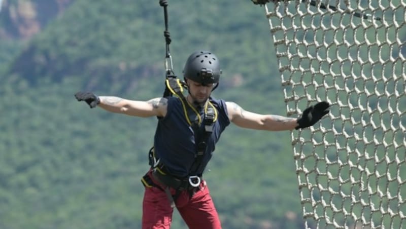 „I believe I can fly“, ruft Eric Stehfest glücklich, als er loslässt und dann hochgezogen wird. (Bild: RTL/Stefan Menne)