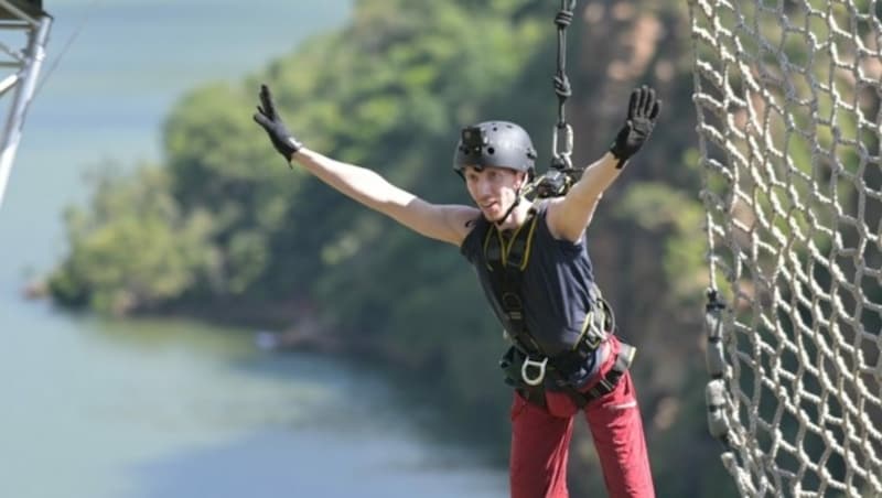 Beim letzten Sprung fliegt Manuel Flickinger. Aber er fliegt leider ganz knapp am Netz vorbei. (Bild: RTL/Stefan Menne)