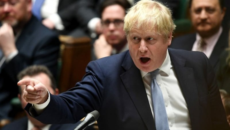 Premier Boris Johnson entschuldigte sich zwar im Parlament für die Fehler während des Lockdowns, aber er gab sich auch angriffig und will weiter im Amt bleiben. (Bild: AFP)