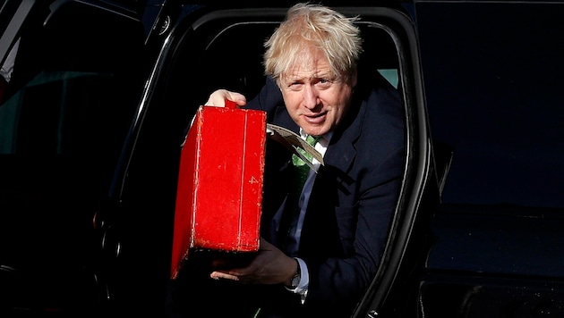 Boris Johnson auf dem Weg nach Kiew: Die „Partygate“-Ermittlungen flogen aber mit, denn der britische Premier steht unter enormem Druck. (Bild: AP)