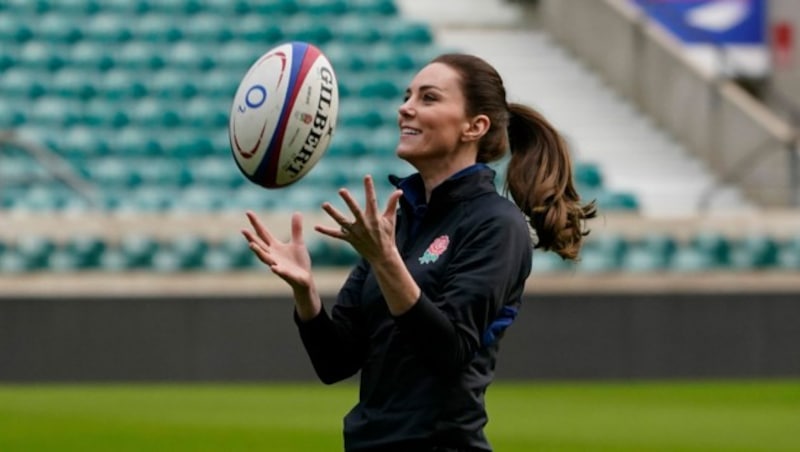 Herzogin Kate schloss sich einer Trainingssession des englischen Rugby-Teams an. (Bild: APA/AP Photo/Alberto Pezzali)