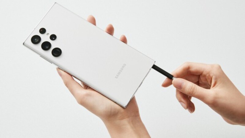 Das Galaxy S22 Ultra hat einen im Gehäuse versenkbaren Eingabestift - wie einst Samsungs eingestellte Galaxy-Note-Smartphones. (Bild: Samsung)