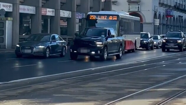 Heikle Szene beim letzten Korso in Linz (Bild: twitter.com/FelixEypeltauer)