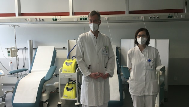 Der ärztliche Leiter Horst Oexle und die Pflegedienstleiterin Christine Krennhuber vor den Stühlen für die Chemotherapie (Bild: Thurner Claudia)