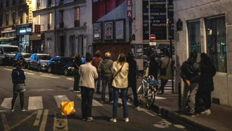 Ein ungewohntes Bild: Menschen warten vor einem Kino auf Einlass. (Bild: AFP/Martin Bureau)