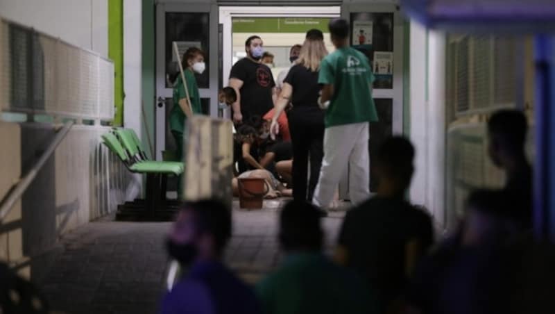 Angehörige der Drogenopfer im San Bernardino Hospital in Hurlingham, Buenos Aires (Bild: Emiliano Lasalvia / AFP)