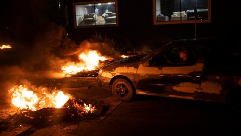 Nach der Festnahme mehrerer Personen in einem Armenviertel kam es zu Protestaktionen wie dieser Feuerblockade. (Bild: AP Photo/Rodrigo Abd)