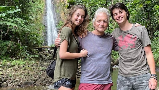 Michael Douglas posiert mit seinen Kindern. (Bild: www.instagram.com/michaelkirkdouglas, Catherine Zeta-Jones)