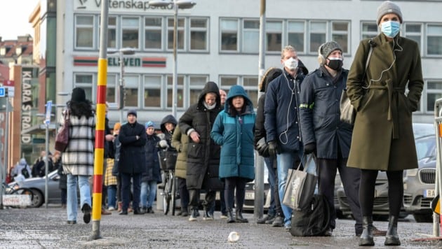 Menschen stehen in Stockholm Schlange, um sich impfen zu lassen. (Bild: AFP)
