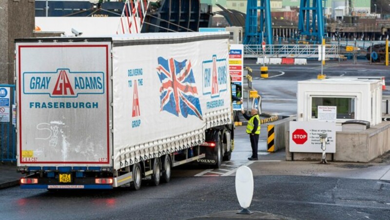 Zollkontrolle im Hafen von Antrim (Bild: APA/AFP/Paul Faith)