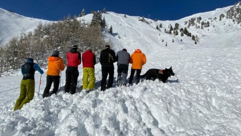 Im Zillertal wurde der Lawinenkegel abgesucht. (Bild: Zoom.Tirol)