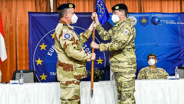 Bundesheer-Brigadier Christian Riener (rechts) bei der Übernahme des Kommandos über die EU-Ausbildungsmission EUTM in Mali im Dezember 2021 (Bild: APA/BUNDESHEER/PAO EUTM MALI)