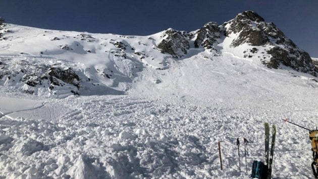Der 40-jährige Skifahrer wurde im Schweizer Teil er Silvretta unter dieser Lawine begraben. Für ihn kam jede Hilfe zu spät. (Bild: KAPO Graubünden)