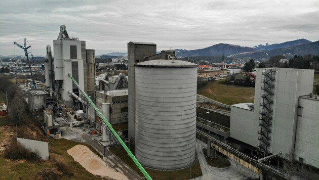 Das Zementwerk Hatschek will noch mehr in die umweltfreundliche Produktion investieren. (Bild: Wenzel Markus)