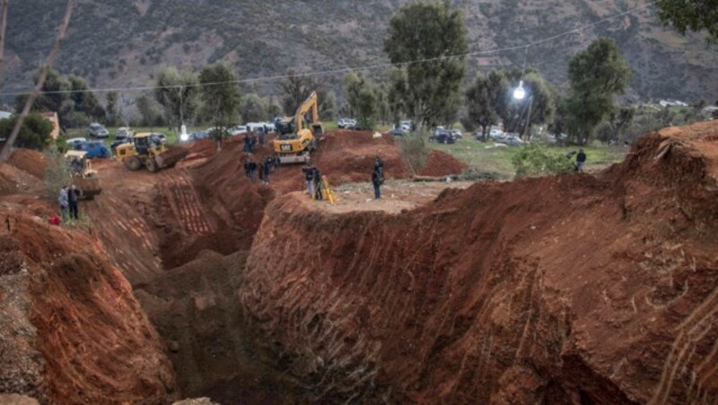 Die einzige Lösung den Buben zu retten bestand darin, um den Brunnen herumzugraben. (Bild: ASSOCIATED PRESS)