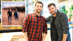 Edmund mit der "Krone" bei Gespräch im Café Stein (Bild: Andreas Graf, Sony Music, Krone KREATIV)