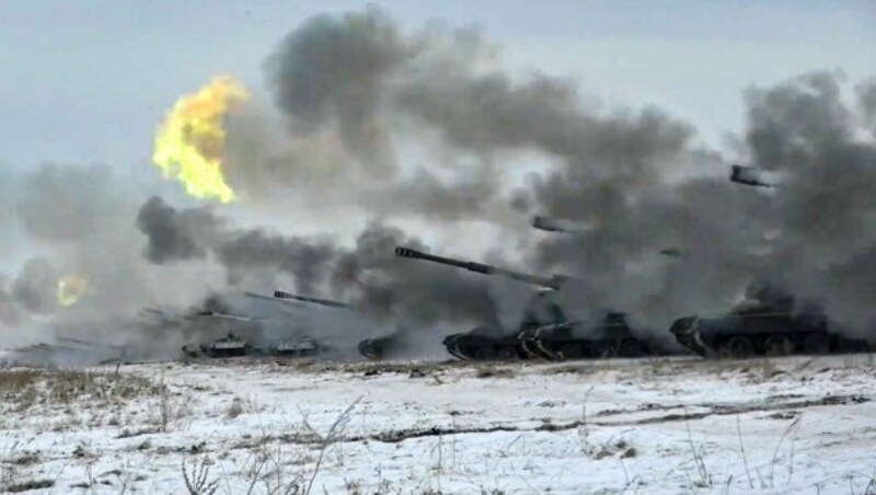 Auf diesem vom Pressedienst des russischen Verteidigungsministeriums veröffentlichten Videobild feuern Panzerhaubitzen der russischen Armee während einer militärischen Übung in der Nähe von Orenburg im Ural. (Bild: ASSOCIATED PRESS)