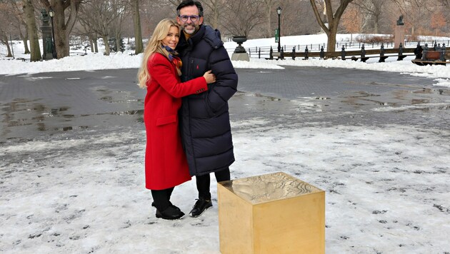 Sylvie Meis und Niclas Castello posieren im Central Park neben dem „The Castello CUBE“. (Bild: APA/Cindy Ord/Getty Images/AFP )