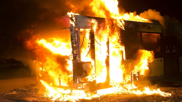 Als die Feuerwehr eintraf, stand der Linienbus bereits vollständig in Flammen. (Bild: Mathis Fotografie)