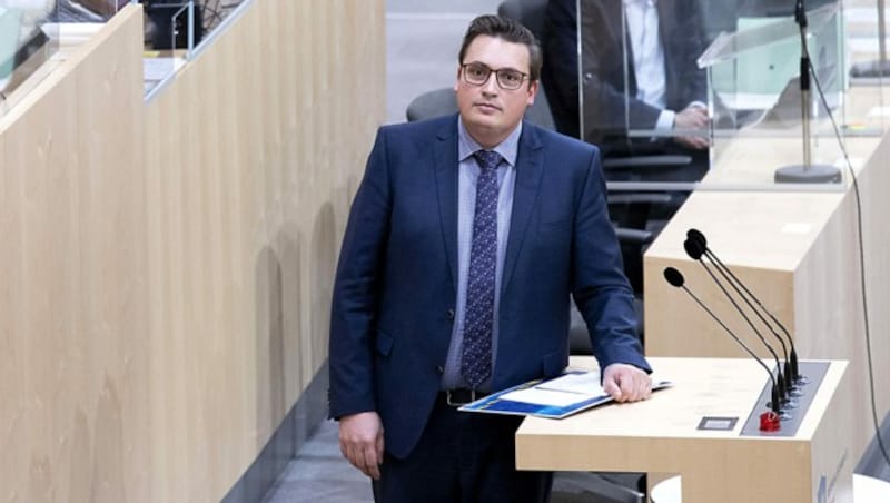 Christoph Steiner (FPÖ) während der Bundesratssitzung, wo auch die Impfpflicht beschlossen wurde (Bild: APA/TOBIAS STEINMAURER)