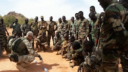 Ein Bundesheer-Soldat bei der Ausbildung von malischen Unteroffizieren. (Bild: Bundesheer/Pusch)