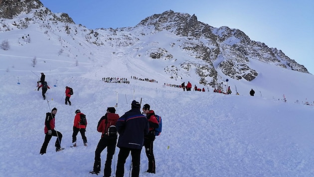 In rund 2500 Metern löste sich das Schneebrett und donnerte ins Rettenbachtal. (Bild: zoom.tirol)