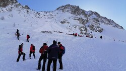 In rund 2500 Metern löste sich das Schneebrett und donnerte ins Rettenbachtal. (Bild: zoom.tirol)