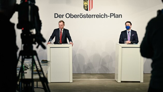 Stelzer (l.) und Haimbuchner stellten die wesentlichen Vorhaben aus dem Oberösterreich-Plan für das Jahr 2022 vor. (Bild: Alexander Schwarzl)