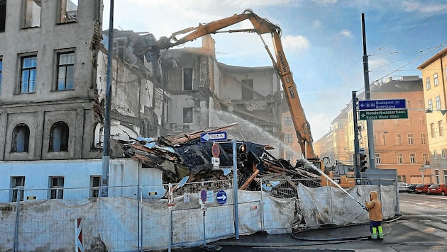 Der Abbruch des Gründerzeithauses in der Radetzkystraße 24-26 hat gestartet und erregt die Gemüter. (Bild: Stefan Steinkogler)