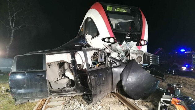Der 40-jährige Lokführer aus Graz konnte eine Kollision nicht verhindern und der PKW wurde vom Zug seitlich im Frontbereich erfasst und etwa 190 Meter weit mitgeschleift. (Bild: Freiwillige Feuerwehr Markt Groß St. Florian)