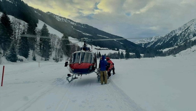 Der Polizeihubschrauber hat die Leichen in der Früh ins Tal geflogen. (Bild: Lawinenwarndienst Tirol)