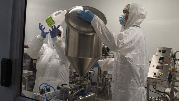 Mitarbeiter des Biotechnologieunternehmens Afrigen arbeiten im Produktionslabor in Kapstadt. (Bild: AFP)