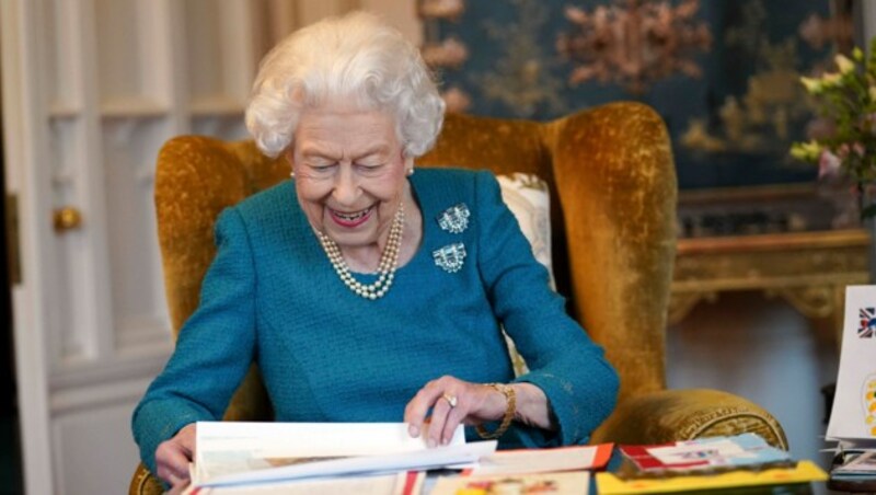 Kurz vor ihrem großen Thronjubiläum hat Königin Elizabeth II. noch einmal das „Rezept für die perfekte Queen“ nachgelesen. (Bild: AP APA/Steve Parsons/Pool via AP)