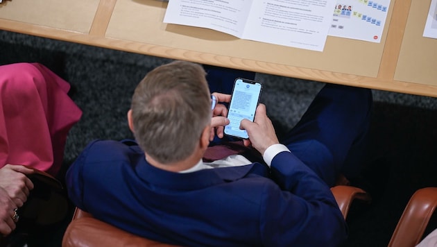 Ein Regierungsmitglied mit Smartphone bei Landtagssitzung (Bild: Alexander Schwarzl)