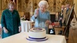 „Ich steche da jetzt rein und den Rest macht jemand anderes“ - Queen Elizabeth nimmt sich der Jubiläums-Torte im Ballroom von Sandringham House an. (Bild: POOL / REUTERS / picturedesk.com)