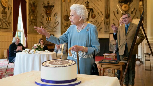 Queen Elizabeth II. lädt zu Tee und Kuchen. (Bild: APA/Joe Giddens/Pool Photo via AP)