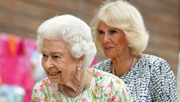 Queen Elizabeth und Herzogin Camilla (Bild: APA/Oli Scarff/Pool Photo via AP)