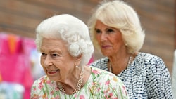 Queen Elizabeth und Herzogin Camilla (Bild: APA/Oli Scarff/Pool Photo via AP)