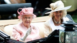 Queen Elizabeth II. und ihre Schwiegertochter Herzogin Camilla (Bild: APA/AP Photo/Alastair Grant)