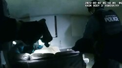Aufnahmen einer Bodycam zeigen den Moment, als die Polizei von Minneapolis am Mittwoch, dem 2. Februar 2022, eine Wohnung betritt, kurz bevor sie den 22-jährigen Amir Locke erschießt. (Bild: AP)
