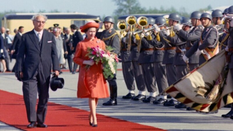 Empfang von Queen Elizabeth II. am 5. Mai 1969 am Flughafen Wien (Bild: AP / picturedesk.com)