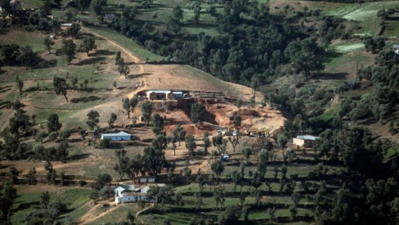 Blick auf das Dorf Ighran und den Hügel, wo das Unglück geschah. (Bild: ASSOCIATED PRESS)